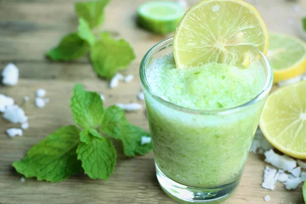 Mentimun smoothie dengan lemon — Stok Foto