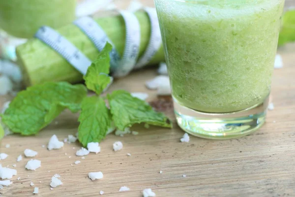 Komkommer smoothie met citroenen — Stockfoto