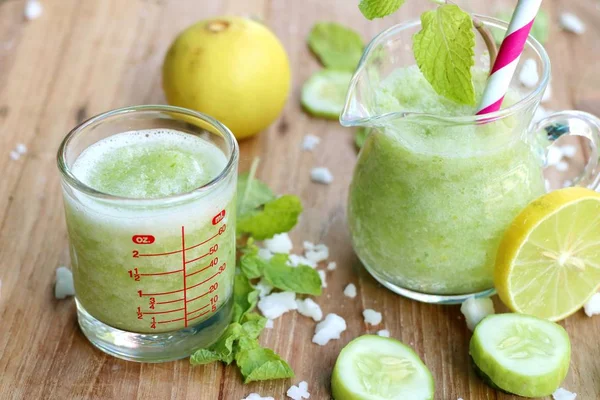 Komkommer smoothie met citroenen — Stockfoto