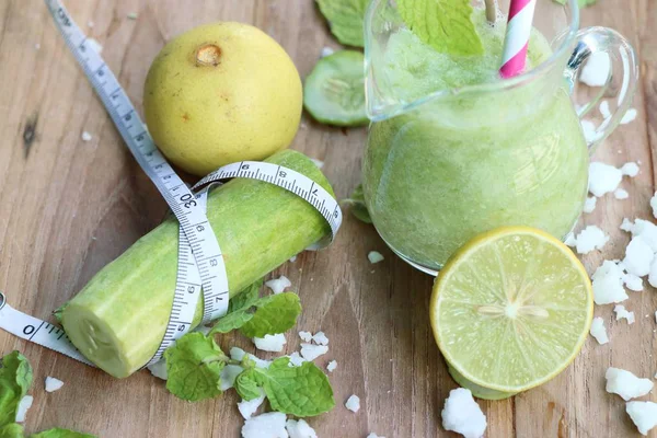 Gurken-Smoothie mit Zitronen — Stockfoto