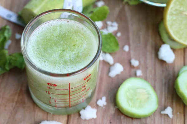 Komkommer smoothie met citroenen — Stockfoto