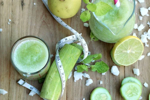 Огіркова смугаста з лимонами — стокове фото