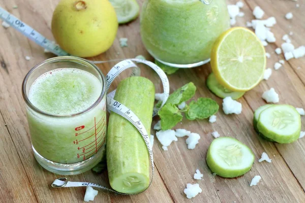 Огуречный коктейль с лимонами — стоковое фото