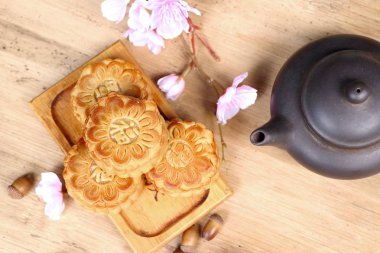 Mooncake Festivali sıcak çay ile
