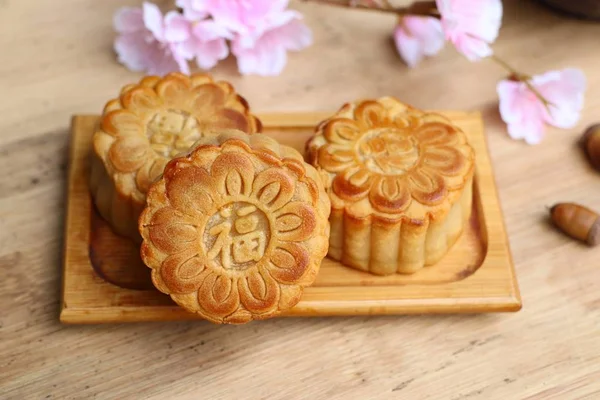 Mondkuchenfest mit heißem Tee — Stockfoto