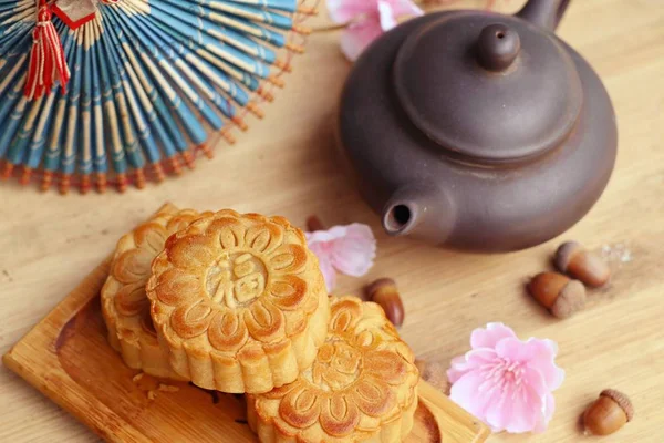 Festival mooncake avec thé chaud — Photo
