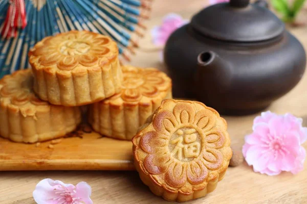 Mooncake festival with hot tea — Stock Photo, Image