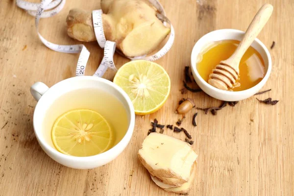 Имбирный чай с лимонами — стоковое фото