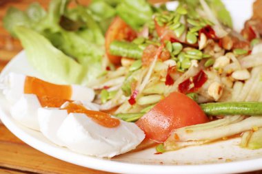 tuz yumurta ile papaya salatası