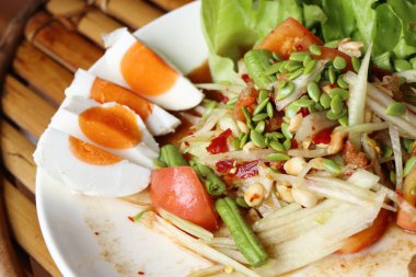 tuz yumurta ile papaya salatası