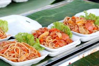 sosis domates soslu spagetti