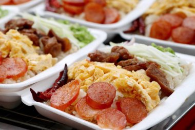 Kızarmış karidesli pilav yapıştırın