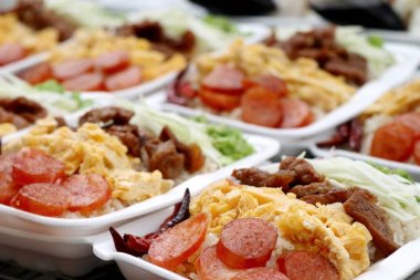 Kızarmış karidesli pilav yapıştırın