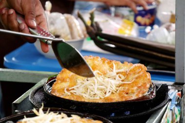 Yumurta ile çıtır çıtır kızarmış midye