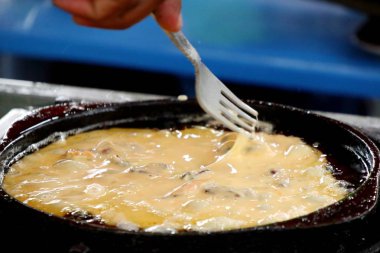 Yumurta ile çıtır çıtır kızarmış midye