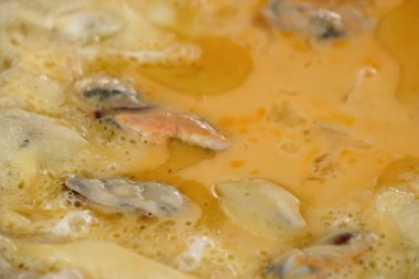 Yumurta ile çıtır çıtır kızarmış midye