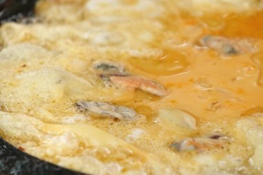 Yumurta ile çıtır çıtır kızarmış midye