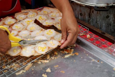 Hindistan cevizi sütü karıştırın şeker ve un
