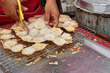 Hindistan cevizi sütü karıştırın şeker ve un