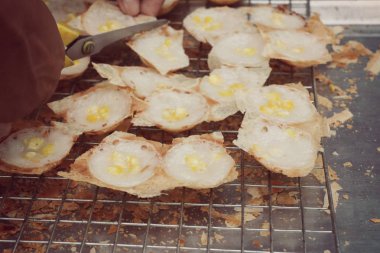 Hindistan cevizi sütü karıştırın şeker ve un