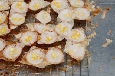 Hindistan cevizi sütü karıştırın şeker ve un