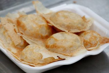 Hindistan cevizi sütü karıştırın şeker ve un