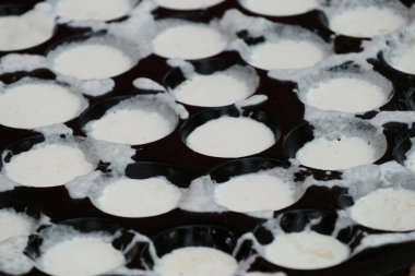 Hindistan cevizi sütü karıştırın şeker ve un