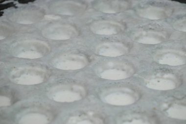 Hindistan cevizi sütü karıştırın şeker ve un