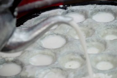 Hindistan cevizi sütü karıştırın şeker ve un