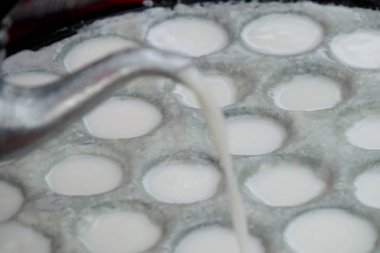 Hindistan cevizi sütü karıştırın şeker ve un