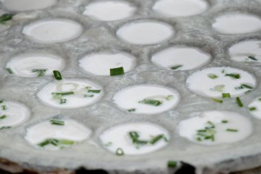 Hindistan cevizi sütü karıştırın şeker ve un