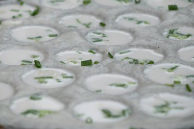 Hindistan cevizi sütü karıştırın şeker ve un