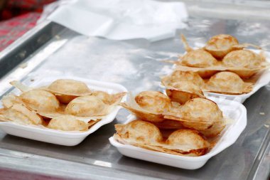 Hindistan cevizi sütü karıştırın şeker ve un