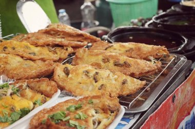 Yumurta ile çıtır çıtır kızarmış midye