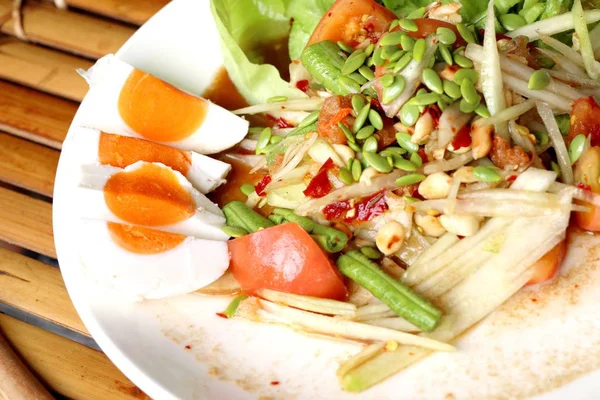 Salada de mamão com ovo de sal — Fotografia de Stock