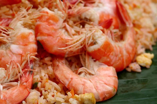Shrimp fried rice in street food — Stock Photo, Image