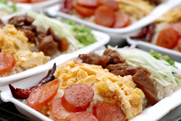 Kızarmış karidesli pilav yapıştırın