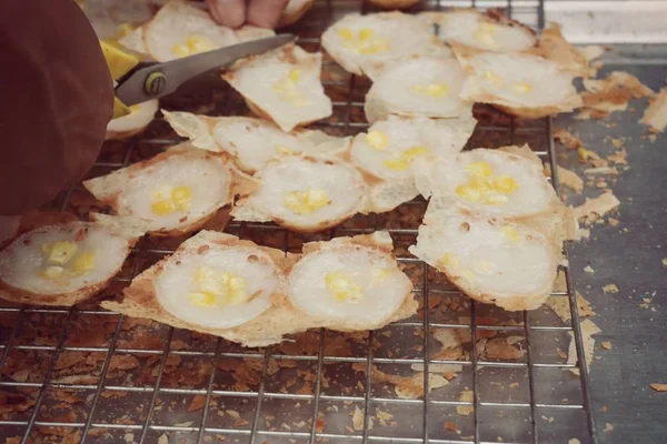 Hindistan cevizi sütü karıştırın şeker ve un