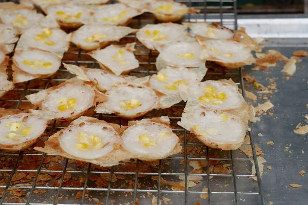 Hindistan cevizi sütü karıştırın şeker ve un