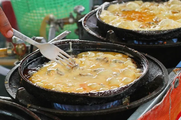Mexilhões fritos crocantes com ovo — Fotografia de Stock