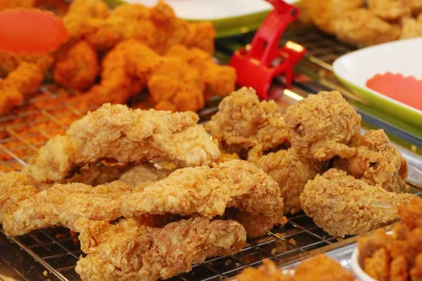 Frango frito em comida de rua — Fotografia de Stock