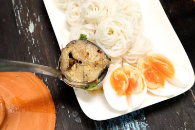 Baharatlı balık haşlanmış pirinç noodle