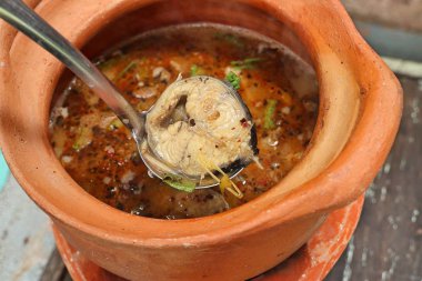 Baharatlı balık haşlanmış pirinç noodle