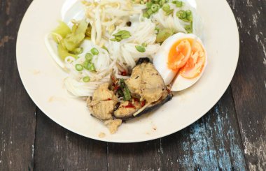 Baharatlı balık haşlanmış pirinç noodle