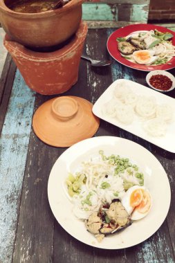 Baharatlı balık haşlanmış pirinç noodle