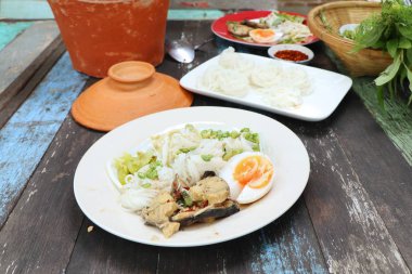 Baharatlı balık haşlanmış pirinç noodle