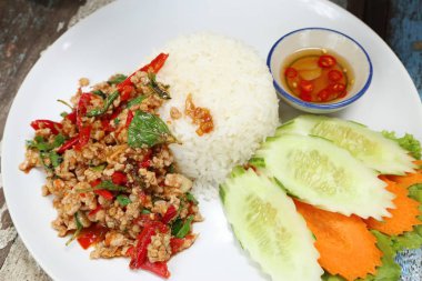 fesleğen ve domuz kızarmış pilav