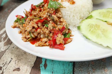 fesleğen ve domuz kızarmış pilav