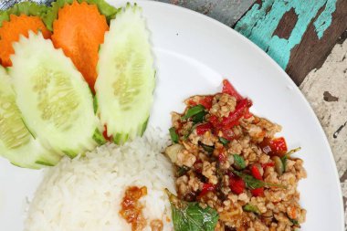 fesleğen ve domuz kızarmış pilav