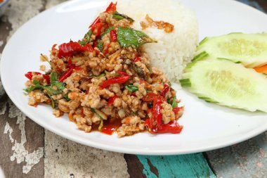 fesleğen ve domuz kızarmış pilav